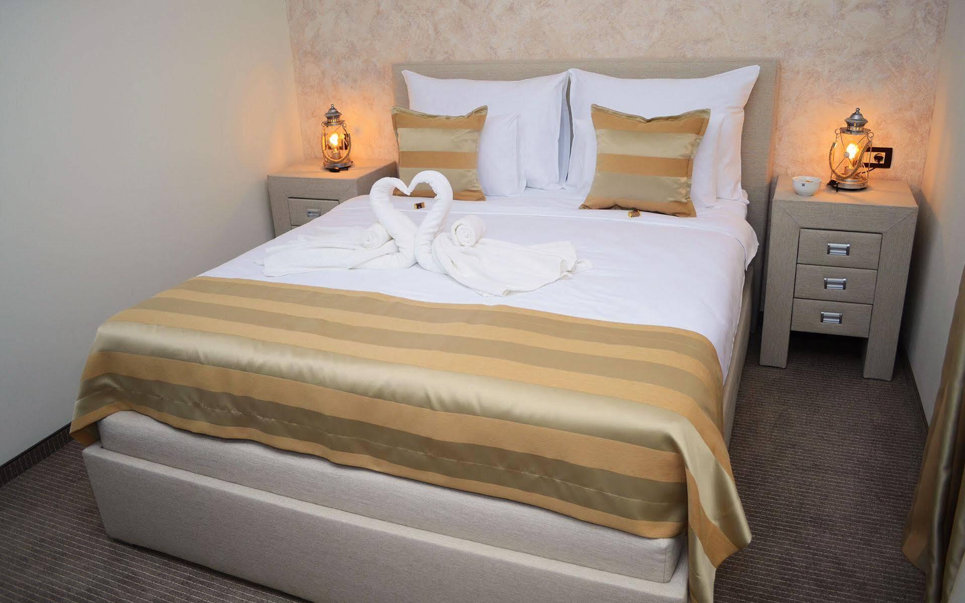 Hotel Helada Tivat Bagian luar foto